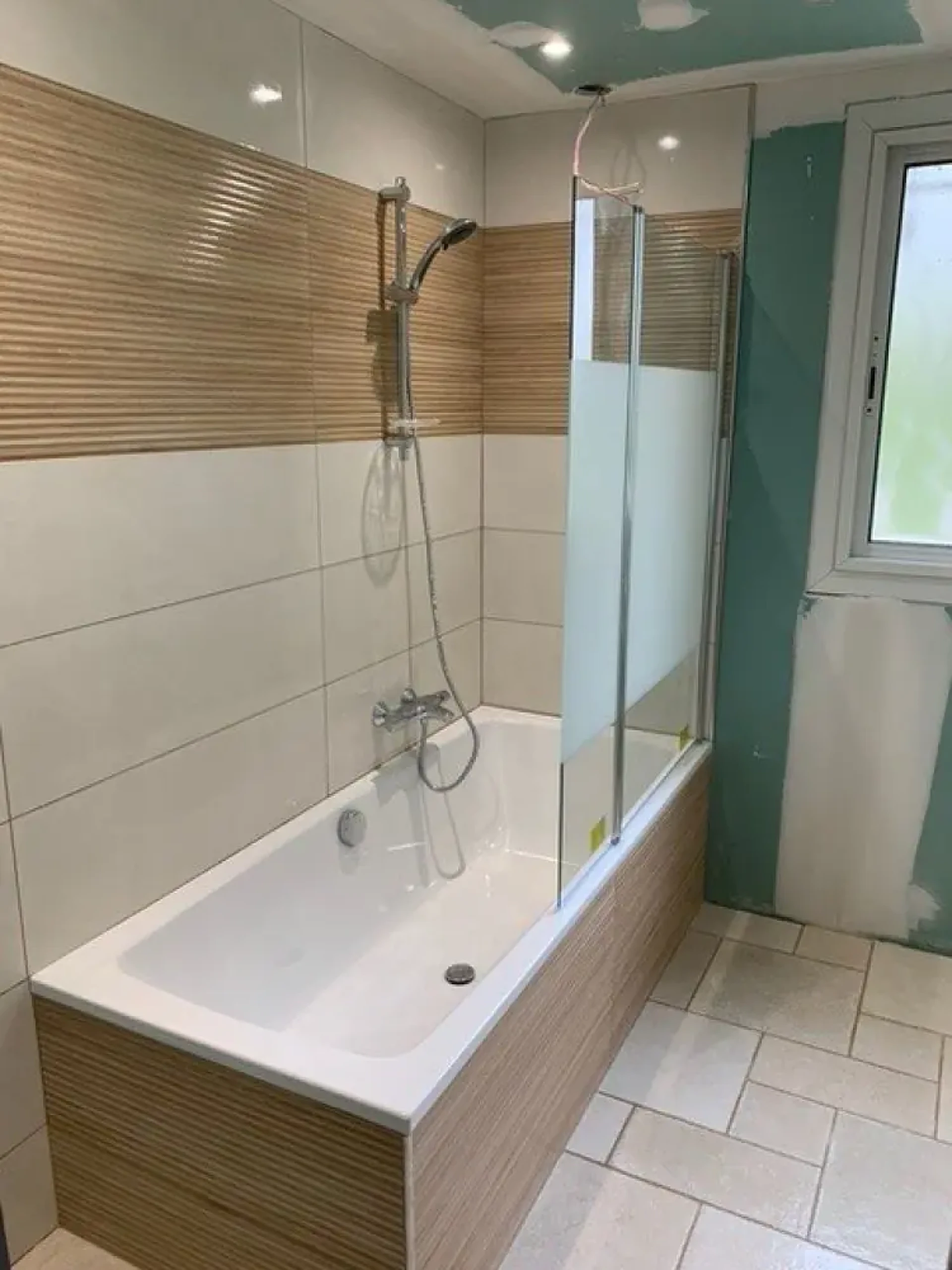 Rénovation d'une salle de bain avec baignoire à Pechbonnieu