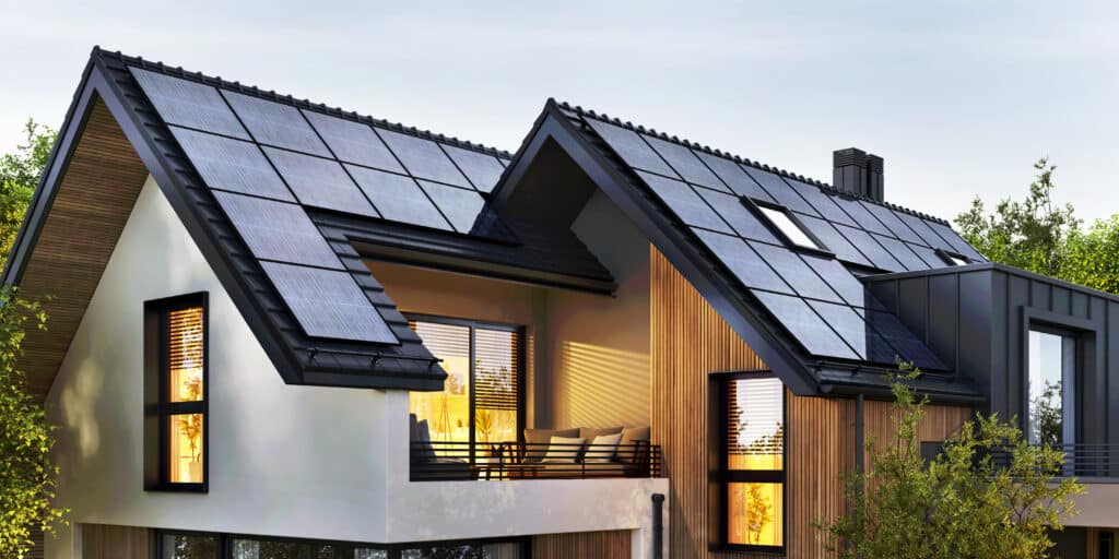 Maison moderne avec toit foncé couvert de panneaux solaires, bardage bois et murs blancs. Design contemporain, énergie verte.